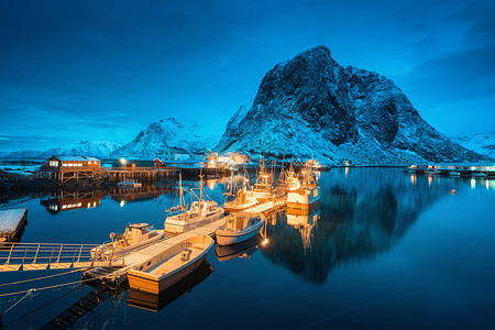 平遥古城夜景渔村,晚上船海上雪山洛福滕岛,挪威冬季景观与房屋,码头,照明,岩石,喜怒无常的天空反射水中挪威罗布背景