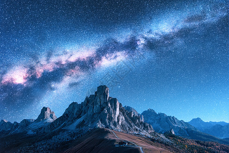 秋天的夜晚,银河山上高山山谷景观,蓝天银河星星,山上的建筑物,岩石空中视野意大利白云岩的帕索贾乌图片