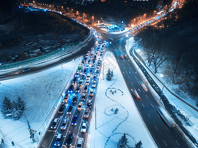 冬季夜间城市道路的鸟瞰图带照明的道路交通顶部视图风景与汽车,雪街欧洲繁忙的十字路口鸟瞰无人机城市景观图片
