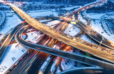 冬季夜间现代城市道路的鸟瞰图带照明的公路交叉口交通顶部视图高架道路立交立交桥繁忙的十字路口高速公路高速公路图片