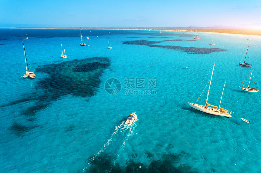 阳光明媚的日子里,船豪华游艇透明的海上鸟瞰夏天的海景热带景观泻湖,帆船,蔚蓝的水,沙滩,天空无人机的顶部视图图片