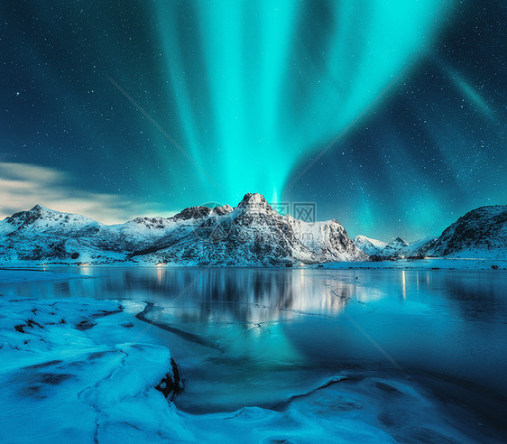雪山上的北极光,冰冻的海岸,夜晚水中的反射挪威洛福腾群岛北极光冬季景观与极地灯,冰水中星空极光图片