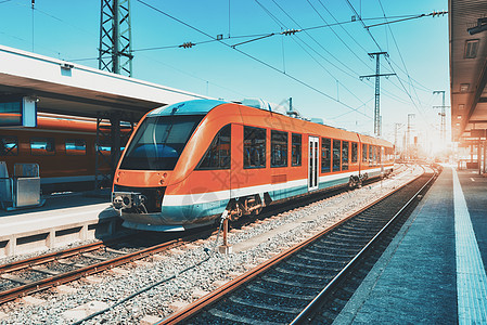 夏季日落时火车站上的高速橙色列车铁路站台上的现代通勤列车铁路工业场景客运城际车辆旅行图片