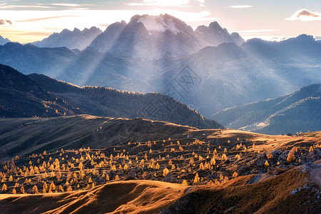 意大利白云岩,秋天的日落时,山谷里明亮的阳光风景山,伏的山丘橘子树草,高山草地,秋天金色的阳光阿尔卑斯山图片