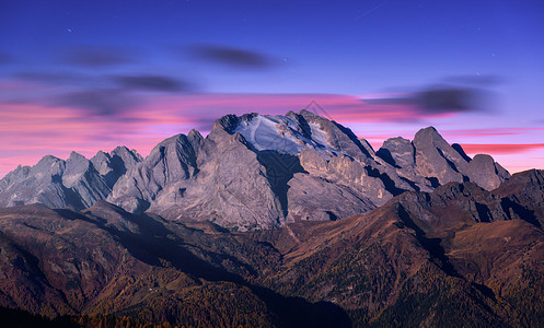 意大利的白云岩,秋天的月光照亮了山峰美丽的风景山,森林山上,紫色的天空粉红色的云,星星黄昏意大利阿尔卑斯山图片