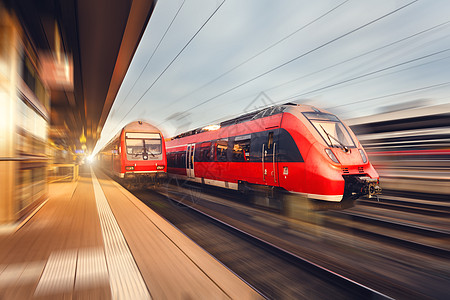 日落时的现代高速红色客运列车德国纽伦堡火车站运动模糊效应的铁路工业景观图片