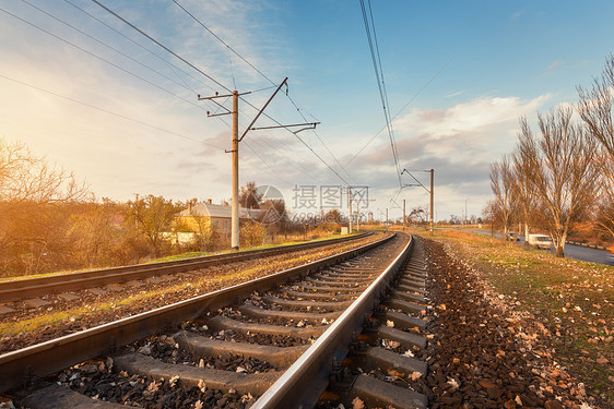 铁路日落时迎着美丽的天空工业景观与火车站,五颜六色的蓝天,树木草,阳光铁路枢纽重工业铁路货物运输图片