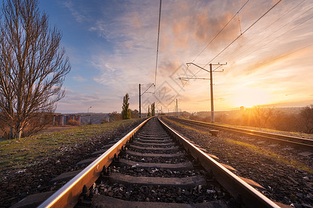 铁路日落时迎着美丽的天空工业景观与火车站,五颜六色的蓝天与云,树木绿草,阳光铁路枢纽重工业旅行图片