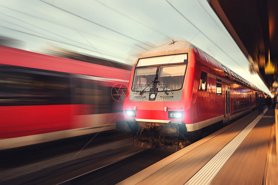 美丽的火车站与现代红色通勤列车彩色日落纽伦堡,德国带复古色调的铁路图片