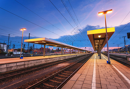 美丽的夜间工业景观,现代火车站纽伦堡,德国蓝天背景下的铁路站台图片