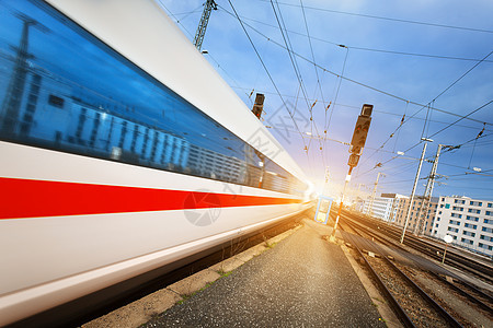 高速白色客运列车轨道上运动日落通勤火车火车站带复古色调的铁路旅行背景火车图片