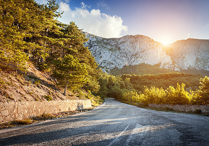 沥青乡村道路山上,美丽的蓝天夏天日落图片