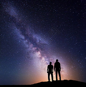 银河与个家庭的轮廓与灯光山上父亲儿子夜风景美丽的宇宙旅行背景与天空充满星星图片