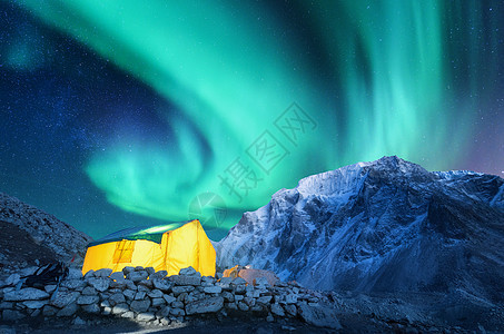 北极光,黄色发光帐篷雪山北极光,山脉,夜空冬天岩石,天空星星北极光绿色极光的景观图片