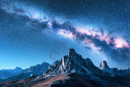 夏天晚上山上的银河高山山谷景观,蓝天银河星星,山上的建筑物,岩石空中视野意大利白云岩的帕索贾乌图片