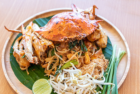 泰国菜,炒条,配蓝色螃蟹泰国东部旅游美食图片