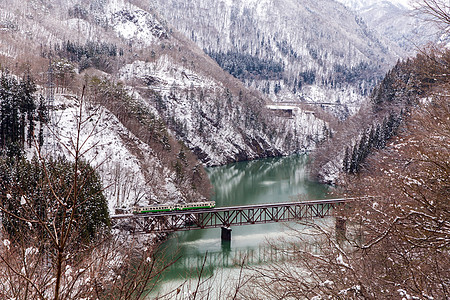 火车冬季景观雪桥上图片