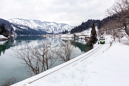 火车冬季景观雪桥上图片