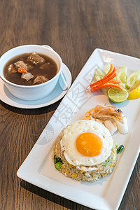 海鲜炒饭,鱿鱼,虾顶,煎鸡蛋泰国汤图片