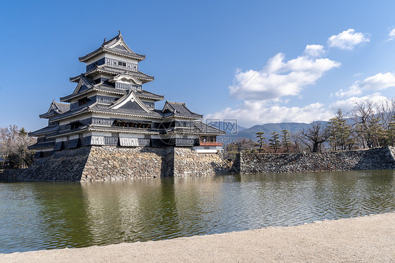 松本城堡抗蓝天松野市冬天松本城堡日本座古老的历史城堡,它的绰号乌鸦城堡图片