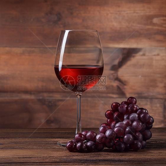 红酒璃里,葡萄木头上葡萄酒璃与葡萄木制背景图片