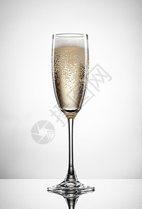 白色背景上隔离的璃中闪闪发光的香槟图片