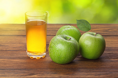 木制背景上的杯苹果汁苹果图片
