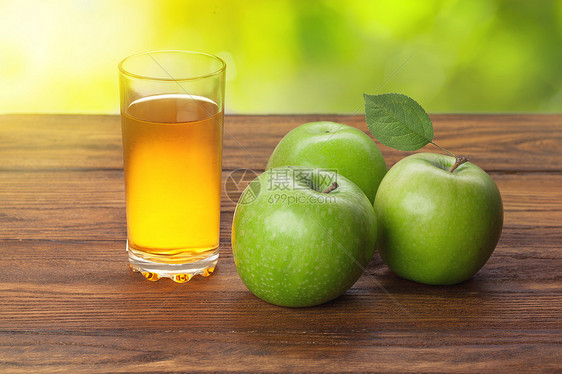 木制背景上的杯苹果汁苹果图片