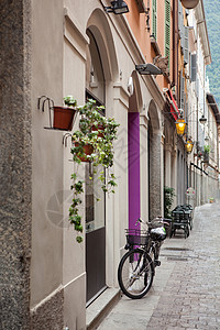 意大利城市街道上的自行车科莫,意大利图片
