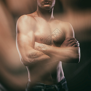 黑色背景上肌肉发达的男人陈加工图片