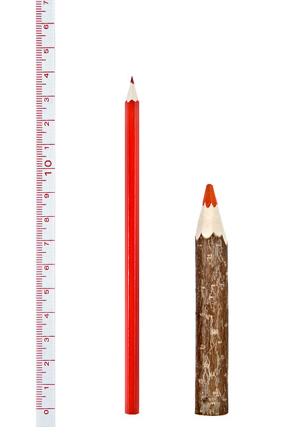 红色的厚而薄的铅笔尺子被涂白色上