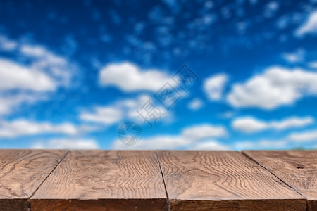 空木桌,背景上模糊的天空云,自然背景波基图片