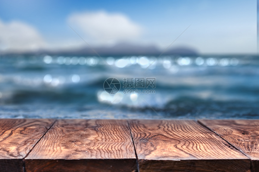 空木桌 背景上模糊的大海 自然背景波基高清图片下载 正版图片 摄图网
