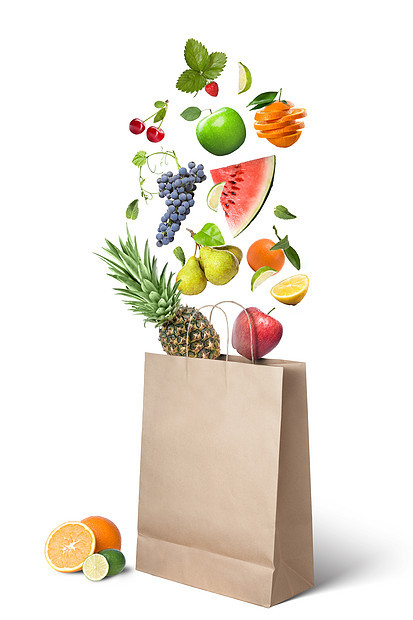 果实落入白色背景上分离的袋子中健康的饮食观念水果掉进白色的袋子里图片