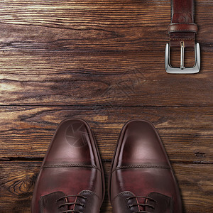 经典的棕色皮鞋,带木制背景上经典的棕色皮鞋,带木头上图片