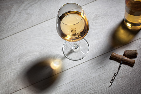 木制桌子上的杯白酒的风景图片