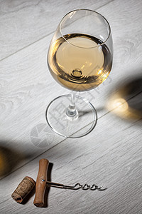 木制桌子上的杯白酒的风景图片