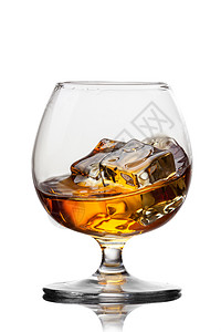 白色背景上隔离的璃中溅的威士忌冰图片