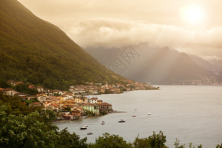 阳光下科莫湖上美丽的意大利村庄的景色图片