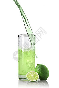 绿色果汁与石灰倒入璃隔离白色图片