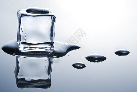 水滴的冰块图片