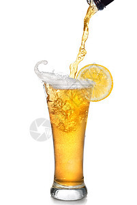 啤酒瓶子里倒入璃,柠檬白色上分离图片