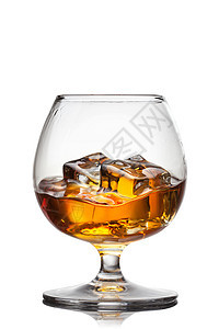 白色背景上隔离的璃中溅的威士忌冰图片