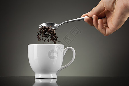 茶倒灰色的白色杯子里图片