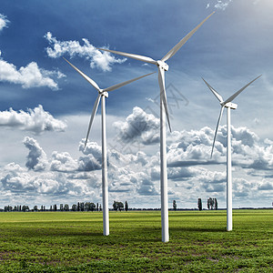 蓝天云层下的夏季景观上的风力发电机涡轮机图片