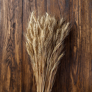 木制背景上的小麦的风景图片