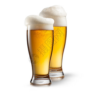 啤酒白色背景上隔离的眼镜中图片