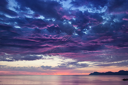 日出时海山的景观图片