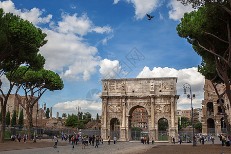 意大利罗马201210月17日游客罗马康斯坦丁广场附近散步罗马凯旋门,位于古罗马帕拉廷山图片