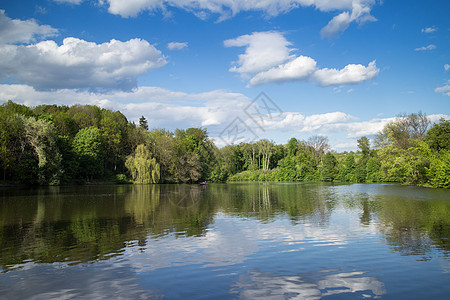 景观与湖泊绿树蓝天下的公园索菲夫卡,乌曼,乌克兰图片